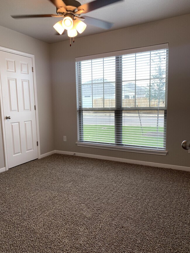 Building Photo - 1329 Aurora Grv Bnd