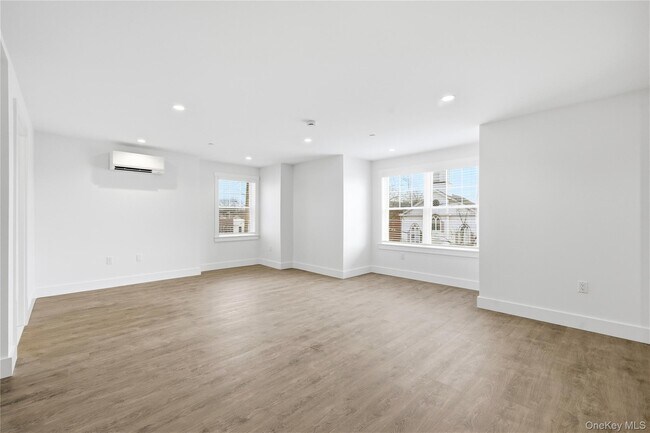 Foto del edificio - 180 Deer Park Ave