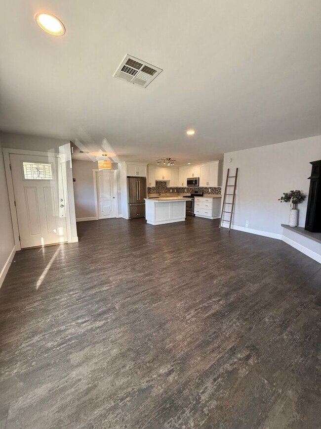 Foto del edificio - Beautiful 3 Bedroom 2 Bath Single Family Home AVAILABLE NOW!!