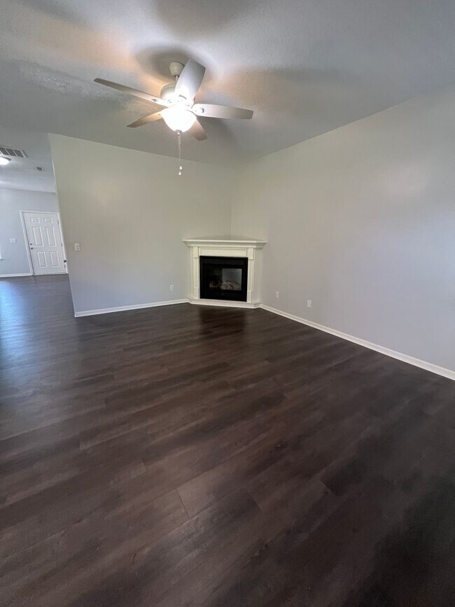 Foto del edificio - Spacious 3-Bed Condo with Private Patio & ...