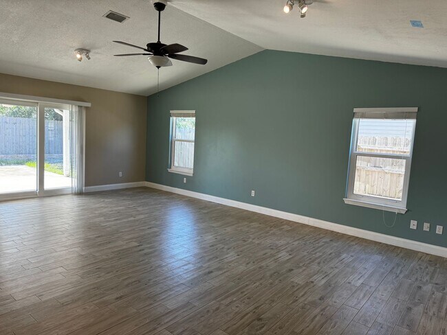 Building Photo - Single Family Home