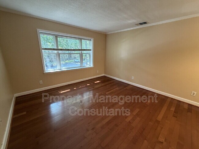 Building Photo - 2083 Woodlawn Dr SW