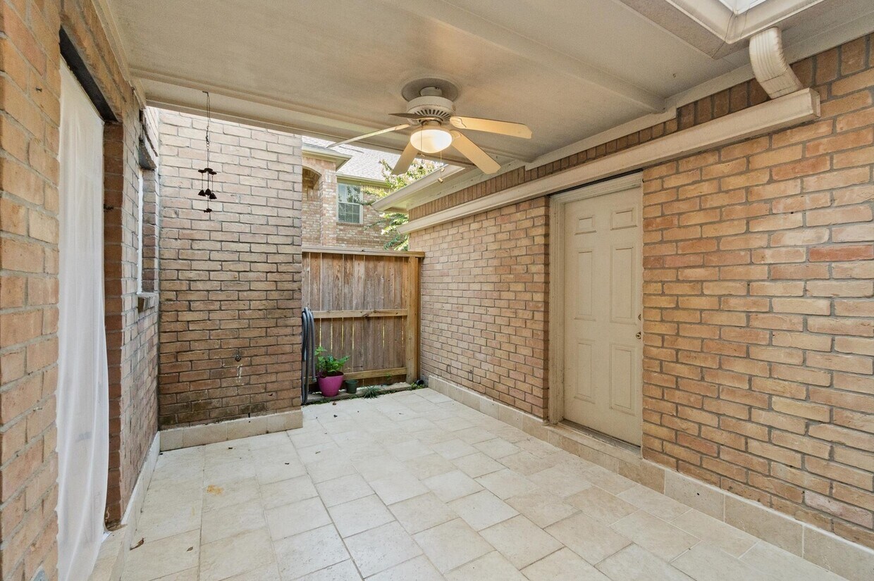 Primary Photo - 1118 Enclave Square E