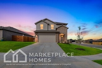 Building Photo - 5726 Selah St