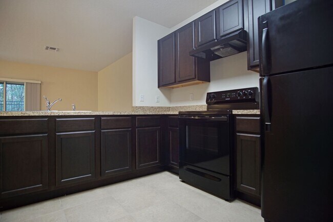 Building Photo - Townhome now available in Davenport!