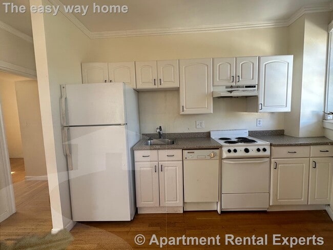 Foto del edificio - 4 Bishop Allen Dr