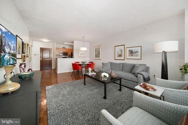 Foto del edificio - 7111 Woodmont Ave