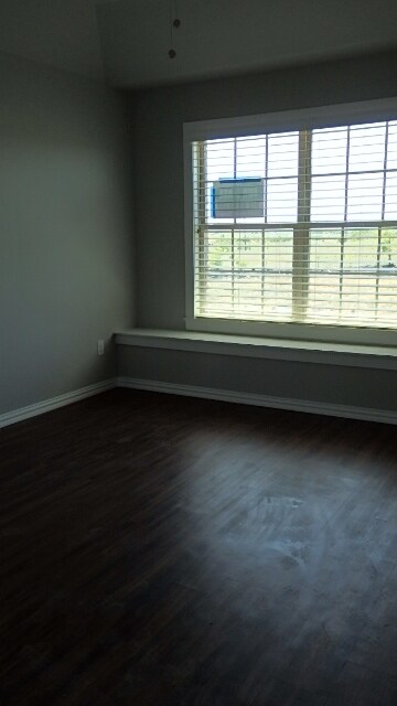 Dormitorio principal con asiento junto a la ventana - 4928 villas drive