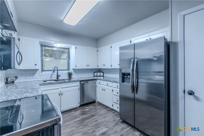 Building Photo - 213 E Upshaw Ave