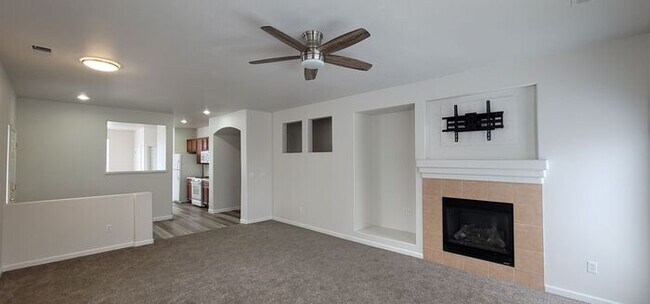 Building Photo - Beautiful, newer 3 bed 2 bath house gated ...