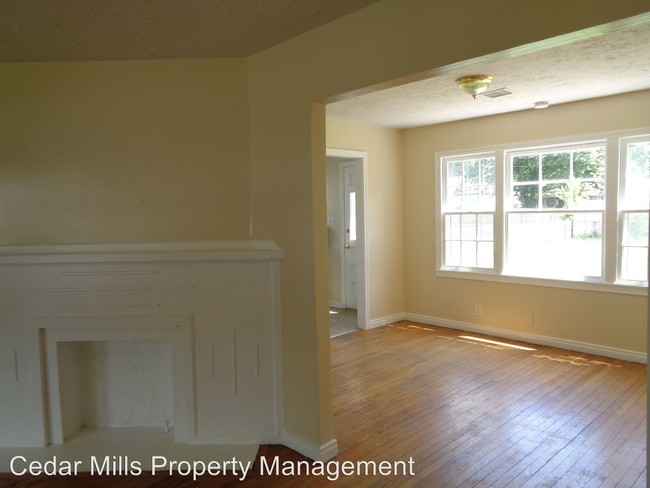 Building Photo - 636 S Pinecrest St