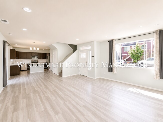 Building Photo - Bright and spacious home close to ferries, PSNS and recreational activities!