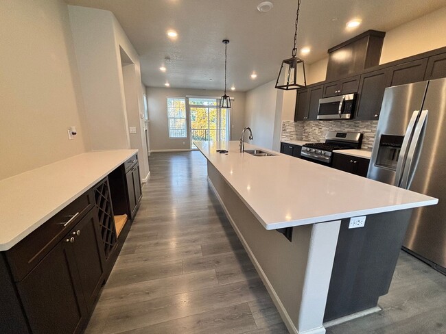 Building Photo - River Terrace Townhome available now!!