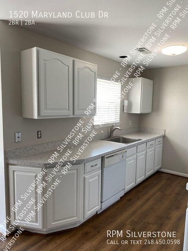 Building Photo - Downtown Royal Oak Townhouse With Pool