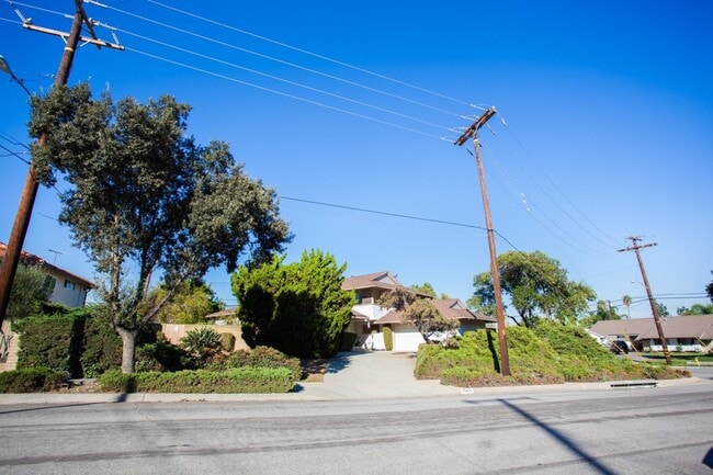 Building Photo - Beautiful Rustic Style 4B/3Ba Home in Desi...