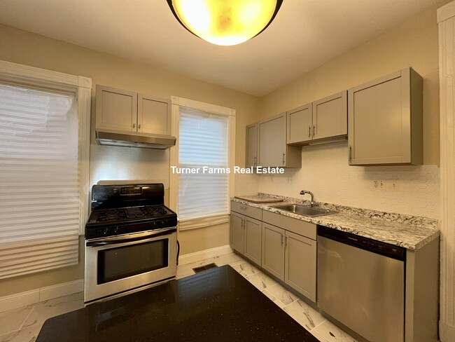 Building Photo - 10 Bucknam St