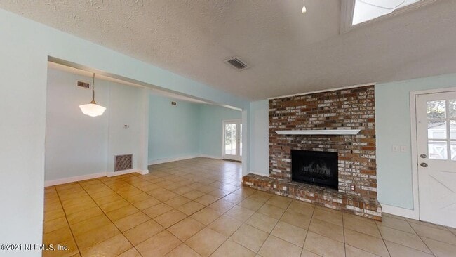 Building Photo - 528 Bowles St