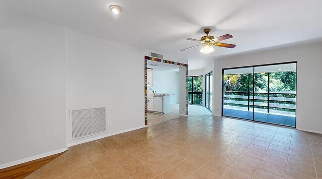 Foto del edificio - 8769 Como Lake Dr