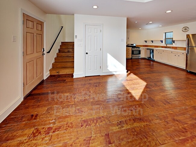 Building Photo - 5025 Manett St