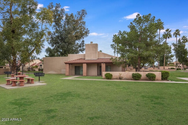 Club House - 540 N May