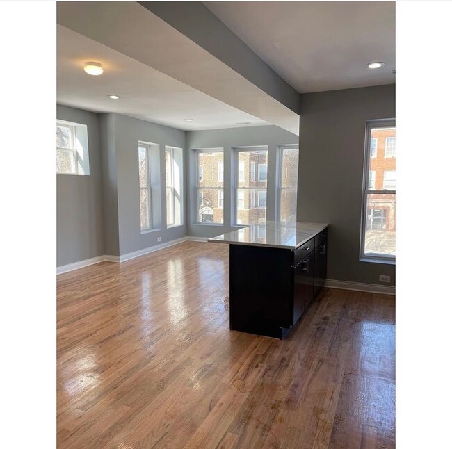 Foto del edificio - 1411 E 67th Pl