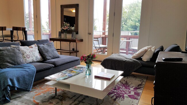 Foto del edificio - 915 Haywood Rd