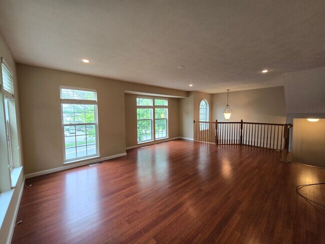 Building Photo - Beautiful End Unit Townhouse - Convenientl...