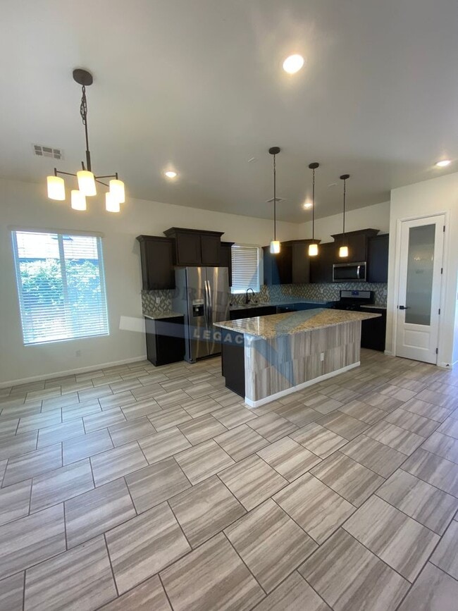 Building Photo - Stunning 4 bedroom, 2.5 bath house - 3 car...
