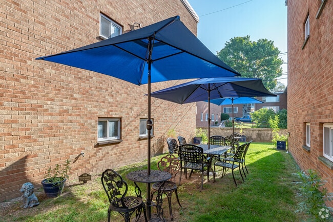 Courtyard - Windsor Apartments
