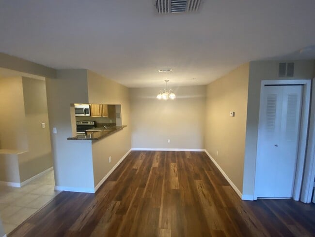 Building Photo - 2 Bed 2 Bath Condo with fireplace!!!