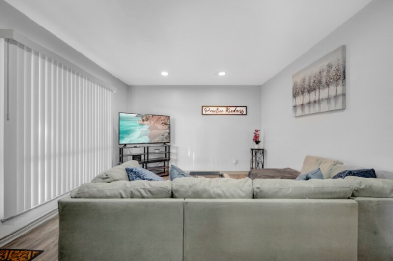 Foto principal - 5647 Gaston Ave