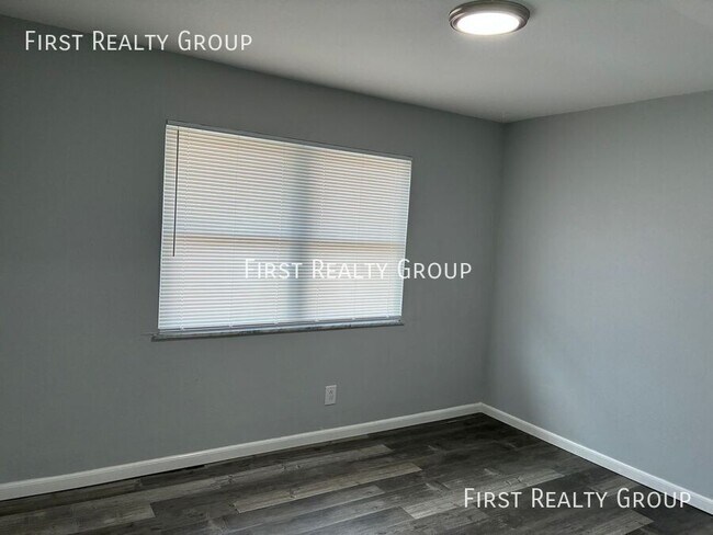 Foto del edificio - 305 N Broadway St