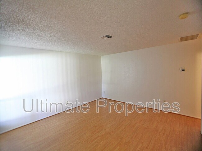 Foto del edificio - 10620 W Northern Ave