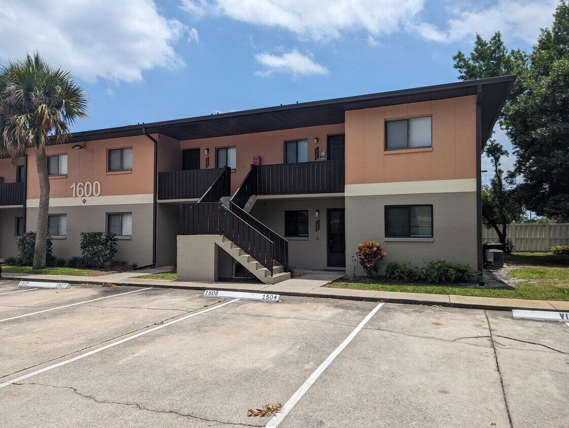 Primary Photo - 1600 University Ln