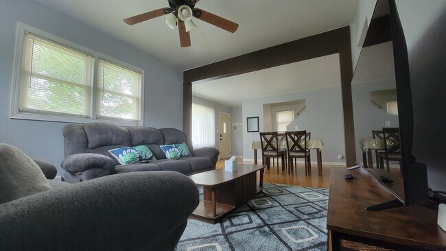 Foto del edificio - 2035 W Birchwood Ave
