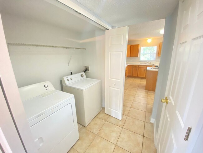 Building Photo - Beautiful 4B/3.5B/2 Car Garage 2-Story Home!
