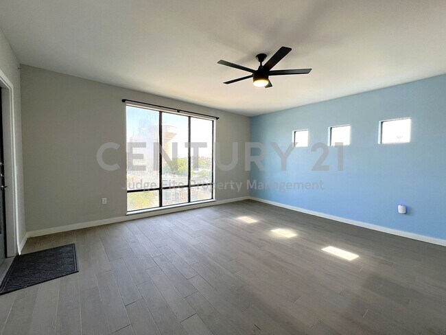 Foto del edificio - Well-Maintained 2/2 Condo Just a Short Walk From SMU!