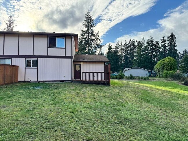 Building Photo - Inviting 2 Bedroom, 1.5 Bath Townhouse Dup...