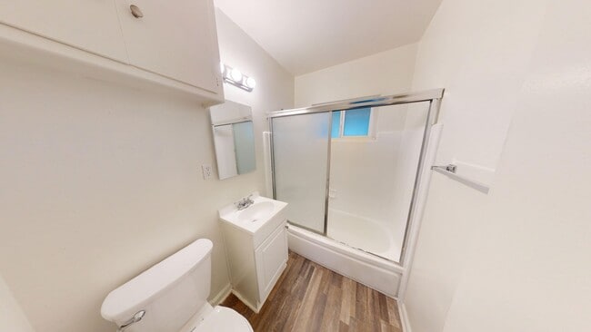 Interior Photo - 626 Kew