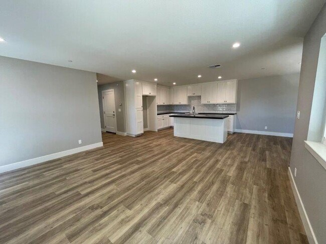 Building Photo - Gorgeous New Construction in Elmhurst