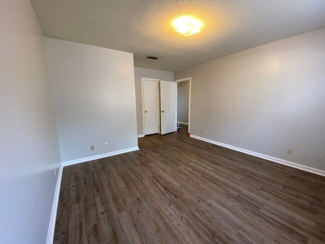 Building Photo - AVAILABLE LATE FEBRUARY 2026! (Pet Friendly)