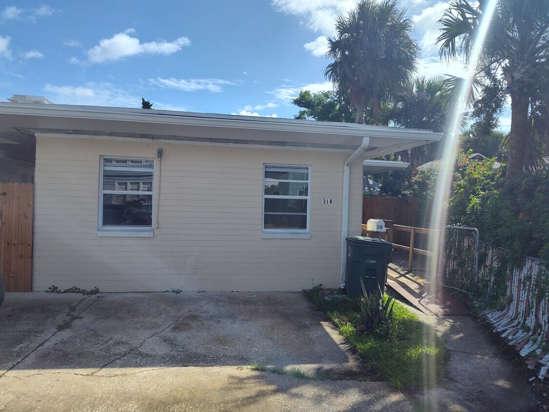 Primary Photo - 318 N Oleander Ave