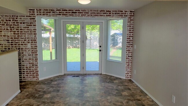 Foto del edificio - 3 Bedroom with large yard.