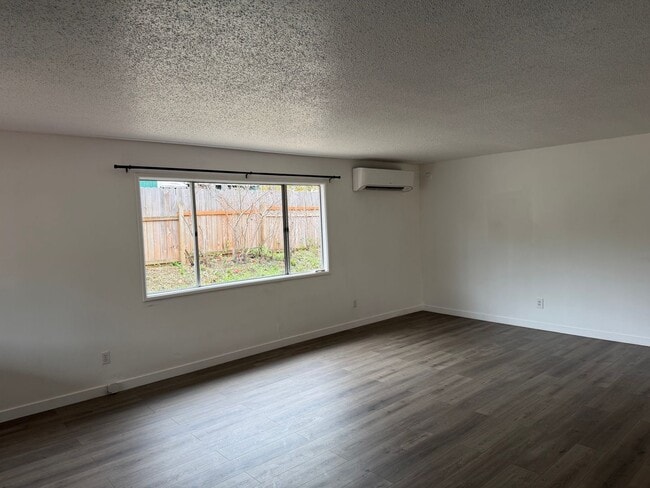 Building Photo - Updated 4 bedroom, 1 bath home in Eugene!