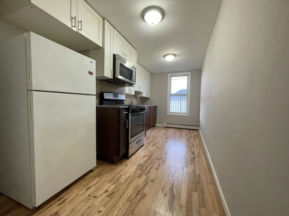 11 Rose Ave 3 - 11 Rose Ave