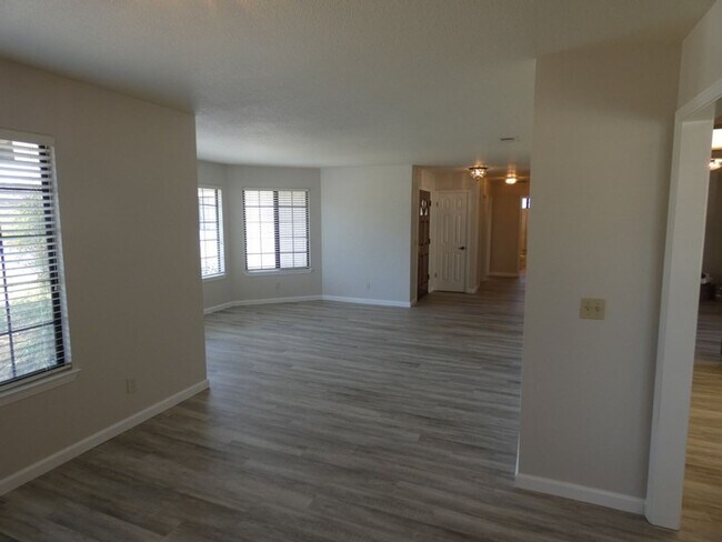 Building Photo - Charming Home in Sunrise Hills
