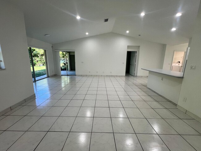 Foto del edificio - 1096 Staghorn St