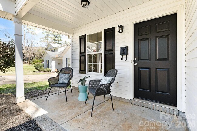 Building Photo - 913 Tennyson Dr