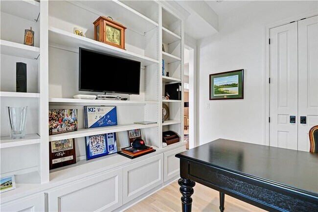 Building Photo - {4514} Stunning Luxury Townhome North of t...