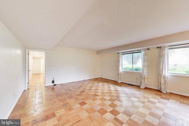 Foto del edificio - 10613 Montrose Ave